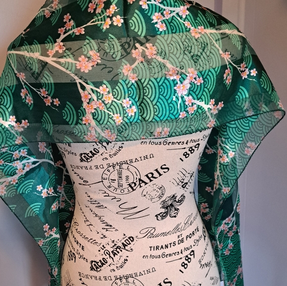 Beautiful!! Made in Korea scarf - Picture 5 of 11